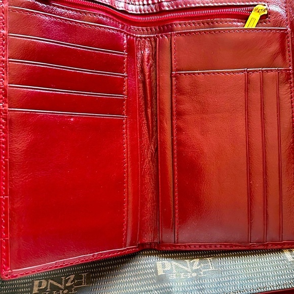 New Women’s The Find Red Croco Embossed Leather Handbag with Wallet & Keychain - Picture 10 of 12